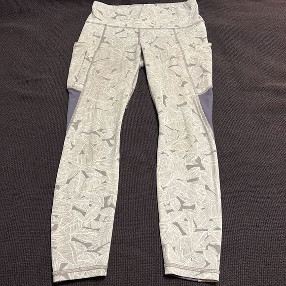 Athleta Pants - Athleta Capri Tights with Pockets!